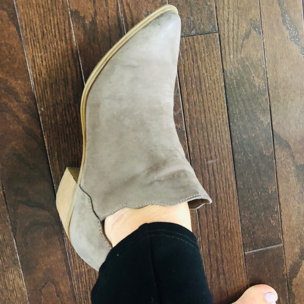 Betsy Johnson grey suede boot size 9.5-10